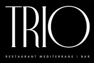 Logo des Restaurants Trio, bestehend aus elegantem, weissem Schriftzug auf schwarzem Hintergrund mit dem Untertitel 'Restaurant Mediterrane | Bar'.