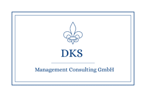 Logo der DKS Management Consulting GmbH mit einer stilisierten Lilie, dem Schriftzug 'DKS' und dem Zusatz 'Management Consulting GmbH' in blauer Schrift innerhalb eines rechteckigen Rahmens.