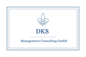 Logo der DKS Management Consulting GmbH mit einer stilisierten Lilie, dem Schriftzug 'DKS' und dem Zusatz 'Management Consulting GmbH' in blauer Schrift innerhalb eines rechteckigen Rahmens.
